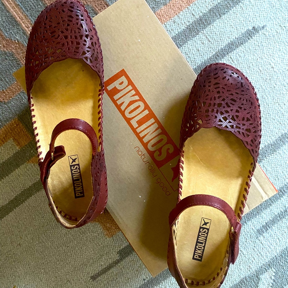 Claret excellent condition Pikolinos sandal shoes